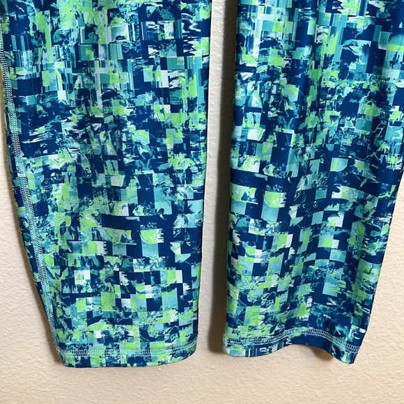 Under Armour Capri Length Athletic Leggings - Picture 3 of 8